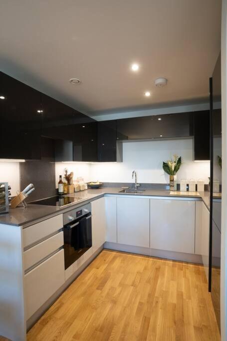 Surrey Hills Escape: Riverside Walks & Quick Links Godalming Exterior photo